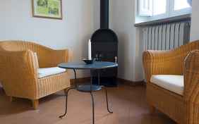 Der Wohnbereich mit Korbsesseln im La Rimessa. 